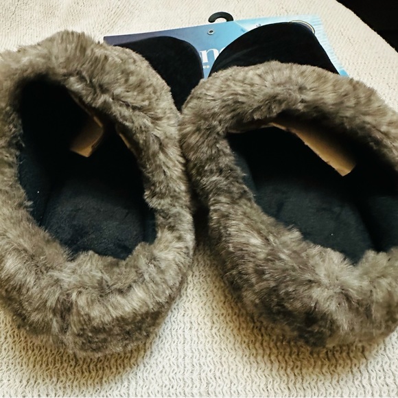 ISOTONER WOMEN’S SABRINE HOODBACK SLIPPERS - Picture 8 of 10